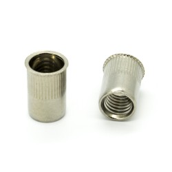Inserti Filettati in Inox A2 Testa Ridotta a Filo con corpo Cilindrico zigrinato M3 grip da 0.5-2.0mm - Box da 1000 pezzi